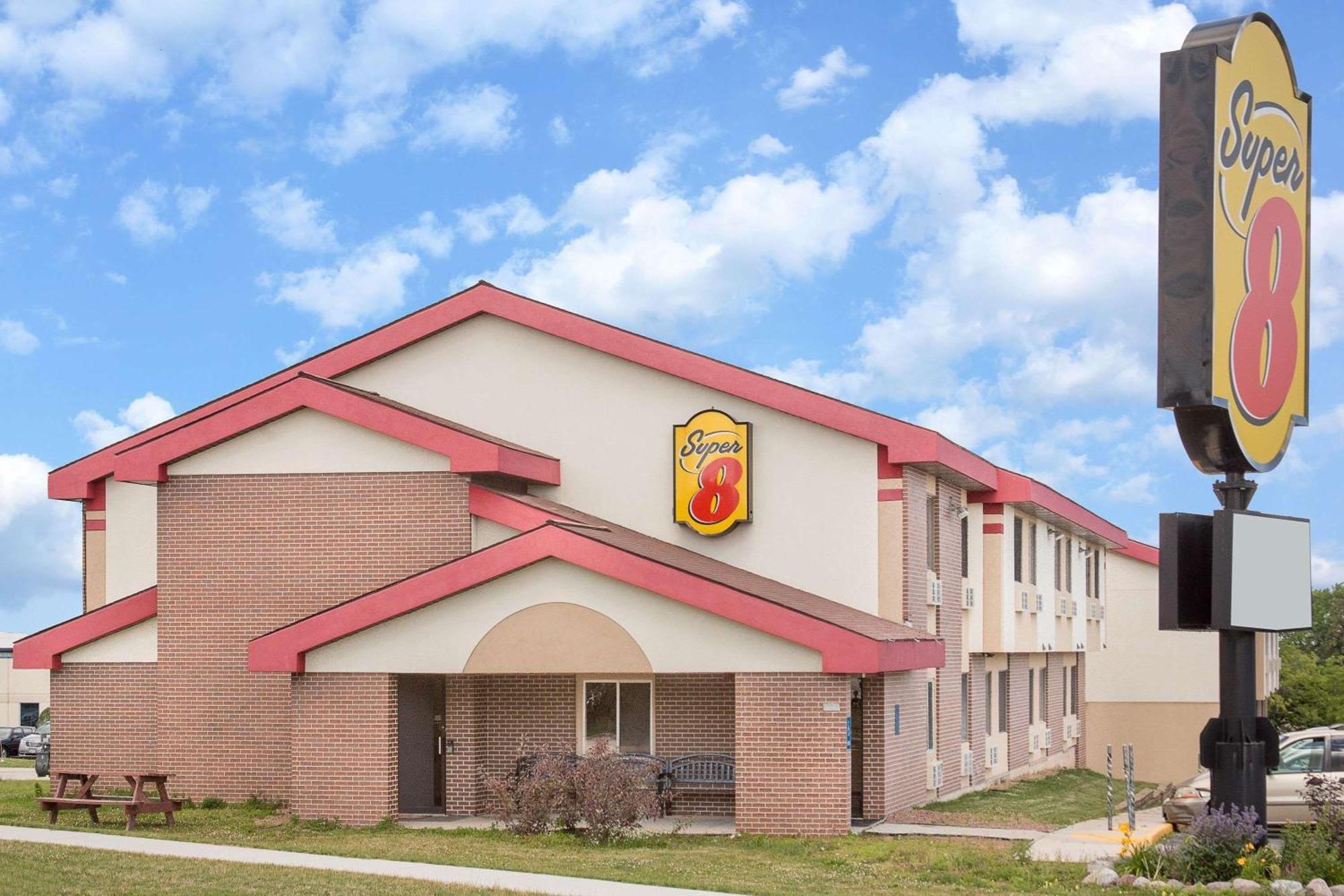 4 Smart 2-Star Hotels Near Sheboygan Memorial Medical Ctr