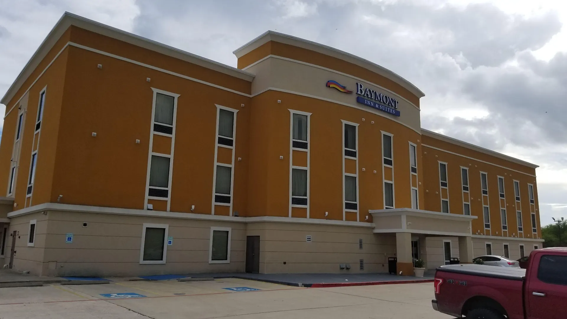 Staying Near Victorian Hall: 4 Design Hotels Compared